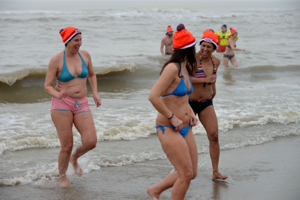 ../Images/Nieuwjaarsduik Noordwijk 2020 126.jpg